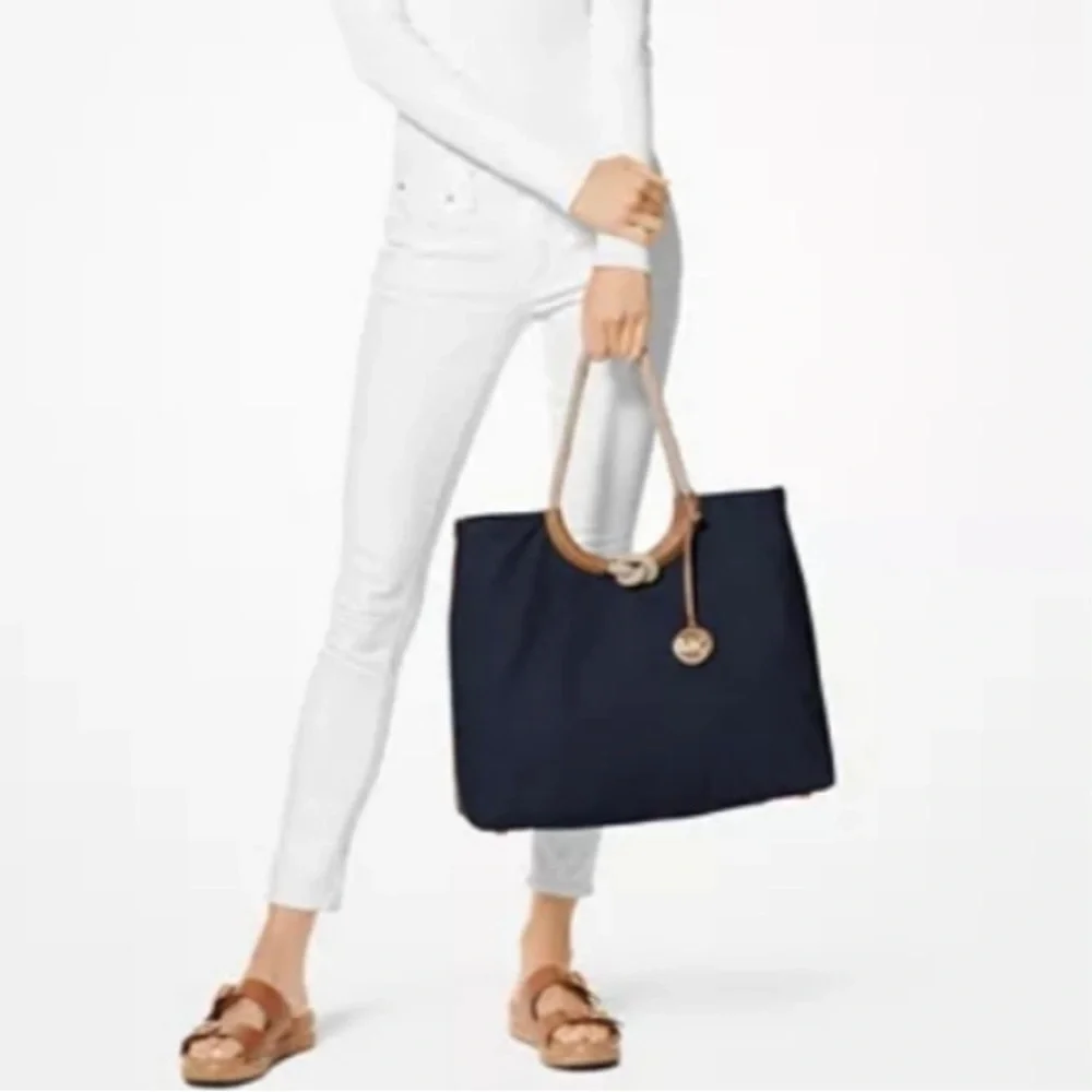 NWT. MICHAEL KORS Isla Ring Shoulder Tote